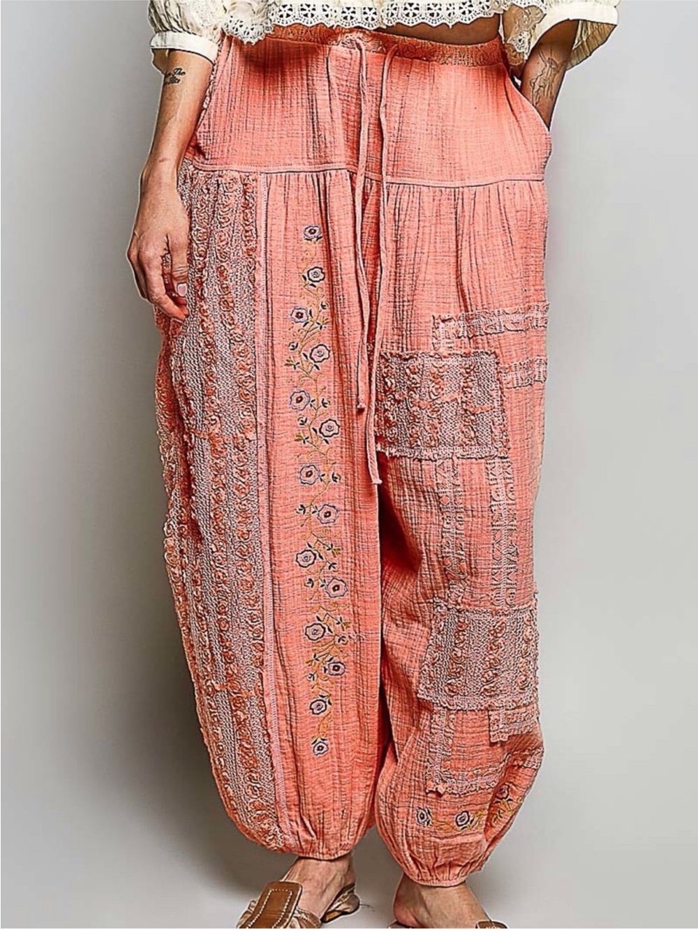 POL NWT Pants Gauze Peach Embroidered Joggers Size Small